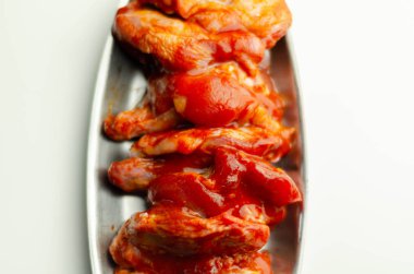 Çin salamurasında çiğ ve taze tavuk kanadı