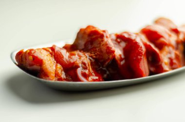 Çin salamurasında çiğ ve taze tavuk kanadı