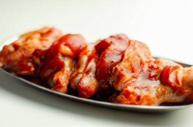 Çin salamurasında çiğ ve taze tavuk kanadı