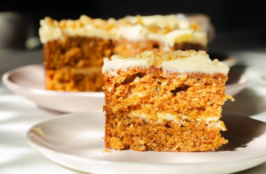 Krem peynirli tereyağlı dilimlenmiş havuçlu kek.