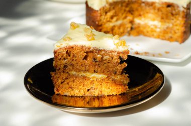 Krem peynirli tereyağlı dilimlenmiş havuçlu kek.