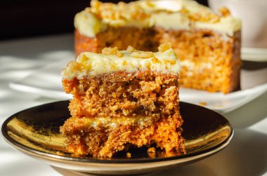 Krem peynirli tereyağlı dilimlenmiş havuçlu kek.