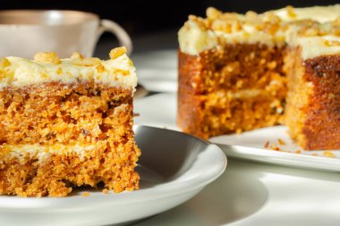 Krem peynirli tereyağlı dilimlenmiş havuçlu kek.