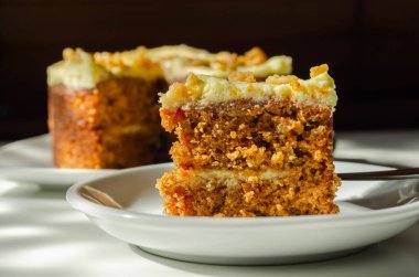 Krem peynirli tereyağlı dilimlenmiş havuçlu kek.