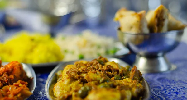 Kip jalfrezi en kip curry met diverse rijst en ui B — Stockfoto