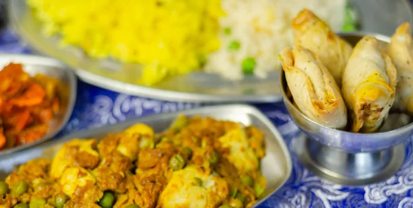 Chicken jalfrezi and chicken curry with various rice and onion B — Stock Photo, Image
