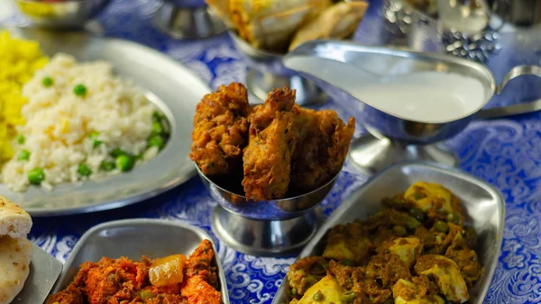 Kip jalfrezi en kip curry met diverse rijst en ui B — Stockfoto
