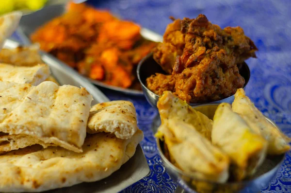 Chicken jalfrezi and chicken curry with various rice and onion B — Stock Photo, Image