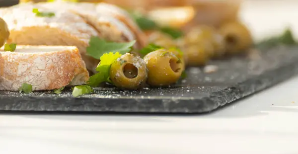 Primer plano de aceitunas verdes españolas en escabeche servidas con baya fresca —  Fotos de Stock