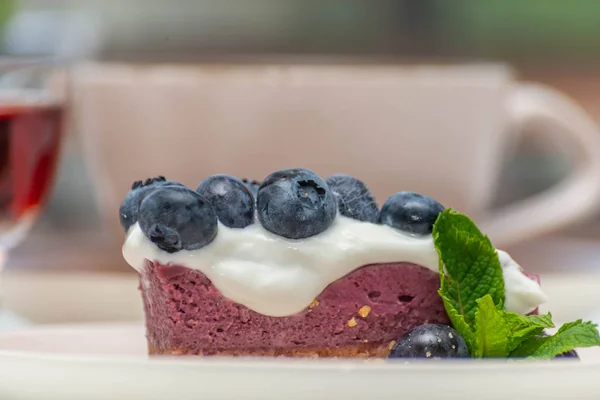 Hautnah auf der gebackenen Vanille und Beeren Geschmack Käsekuchen swi — Stockfoto