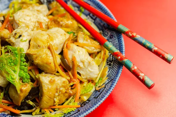 Lezzetli sarımsak ve zencefilli soya soslu tavuk göğsü.