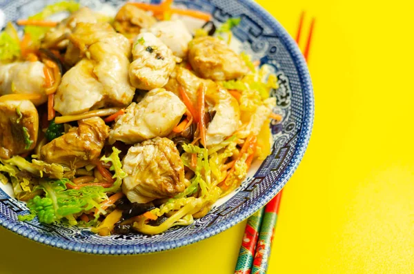 Lezzetli sarımsak ve zencefilli soya soslu tavuk göğsü.