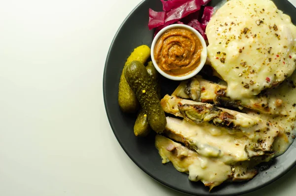 鸡胸肉，蘑菇片，火腿，奶酪沙司 — 图库照片