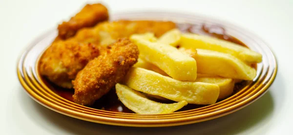 Trozos Pechuga Pollo Recubiertos Migas Pan Con Papas Fritas Ketchup — Foto de Stock