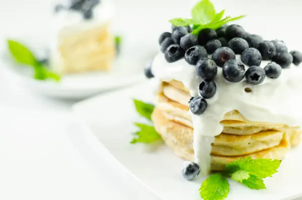 Pancake lezat dengan yogurt krim manis dan berry segar wi — Stok Foto