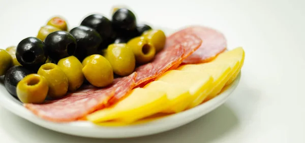 Set groene en zwarte olijven met salami en cheddar kaas — Stockfoto