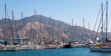Cartagena, İspanya - 22 Şubat 2019 Cartagena Murcia bölgesi, bir yer gevşeme yanı sıra yer Denizcilik sektörünün ünlü limanda