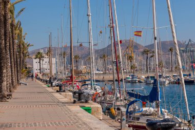 Cartagena, İspanya - 22 Şubat 2019 Cartagena Murcia bölgesi, bir yer gevşeme yanı sıra yer Denizcilik sektörünün ünlü limanda