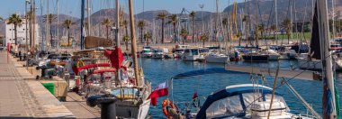 Cartagena, İspanya - 22 Şubat 2019 Cartagena Murcia bölgesi, bir yer gevşeme yanı sıra yer Denizcilik sektörünün ünlü limanda