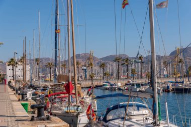 Cartagena, İspanya - 22 Şubat 2019 Cartagena Murcia bölgesi, bir yer gevşeme yanı sıra yer Denizcilik sektörünün ünlü limanda