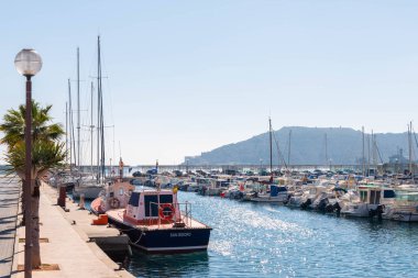 Cartagena, İspanya - 22 Şubat 2019 Cartagena Murcia bölgesi, bir yer gevşeme yanı sıra yer Denizcilik sektörünün ünlü limanda