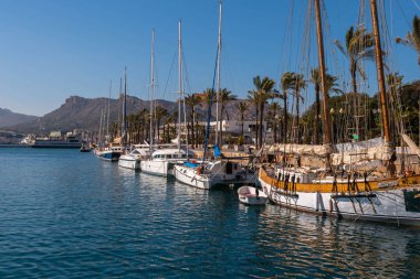 Cartagena, İspanya - 22 Şubat 2019 Cartagena Murcia bölgesi, bir yer gevşeme yanı sıra yer Denizcilik sektörünün ünlü limanda