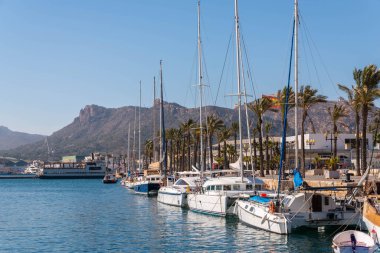 Cartagena, İspanya - 22 Şubat 2019 Cartagena Murcia bölgesi, bir yer gevşeme yanı sıra yer Denizcilik sektörünün ünlü limanda