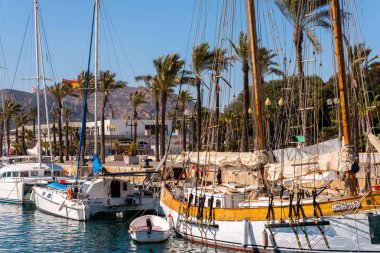 Cartagena, İspanya - 22 Şubat 2019 Cartagena Murcia bölgesi, bir yer gevşeme yanı sıra yer Denizcilik sektörünün ünlü limanda