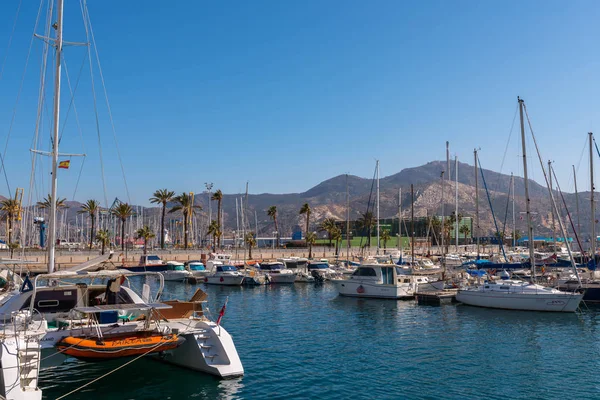 Cartagena, İspanya - 22 Şubat 2019 Cartagena Murcia bölgesi, bir yer gevşeme yanı sıra yer Denizcilik sektörünün ünlü limanda