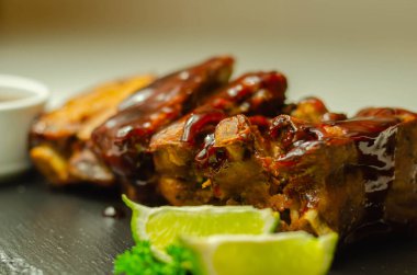 Bal soslu ızgara soslu domuz pirzolası ve domuz pirzolası.