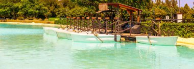 Su ve demirli beyaz teknelerle dolu bir şehir parkında güzel bir yer. Çiftler ve balayı çifti için mükemmel bir yer. Eşsiz bir yer.