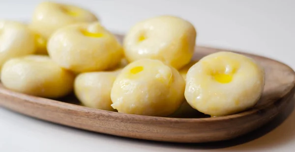 Delikli geleneksel Silezya köftesi, tereyağlı ev yapımı erişte, Polonya mutfağı.