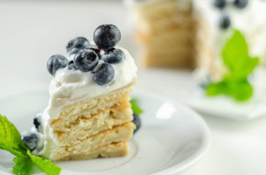 Tatlı kremalı yoğurtlu leziz krep ve naneli taze böğürtlen, Amerikan mutfağı