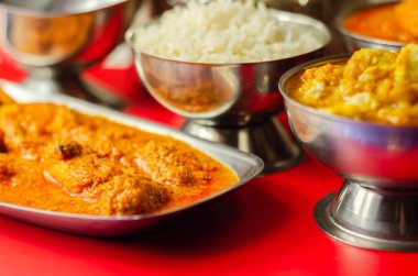 Hafif tavuk Korma ve tavuk Tikka Masala ile Basmati pilavı, Hint yemeği.