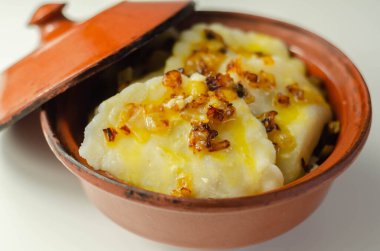 Üzerine kızarmış soğan, geleneksel Polonya, Rus ve Ukrayna mutfağı serpiştirilmiş hamur tatlısı.