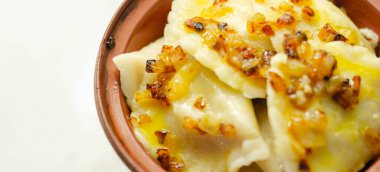 Üzerine kızarmış soğan, geleneksel Polonya, Rus ve Ukrayna mutfağı serpiştirilmiş hamur tatlısı.