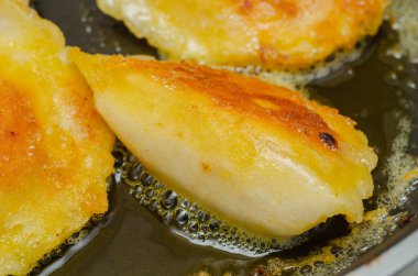 Ev yapımı tereyağlı mantı, geleneksel Doğu Avrupa yemeği.