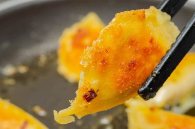 Ev yapımı tereyağlı mantı, geleneksel Doğu Avrupa yemeği.