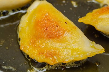 Ev yapımı tereyağlı mantı, geleneksel Doğu Avrupa yemeği.