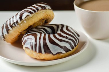 Çikolata aromalı çörek, üstüne beyaz ve siyah krema, zebra adında bir çörek.