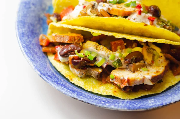 Cáscaras Tacos Mexicanos Con Pollo Frijoles Rojos Cebolla Pimientos Rojos — Foto de Stock