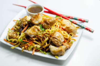 Lezzetli sarımsaklı tavuk göğsü parçaları ve zencefilli soya sosu ve erişte, siyah mantar mantarı, savoy lahanası ve havuç, Çin yemeği.