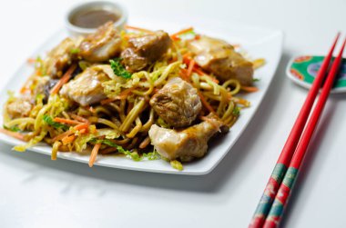 Lezzetli sarımsaklı tavuk göğsü parçaları ve zencefilli soya sosu ve erişte, siyah mantar mantarı, savoy lahanası ve havuç, Çin yemeği.