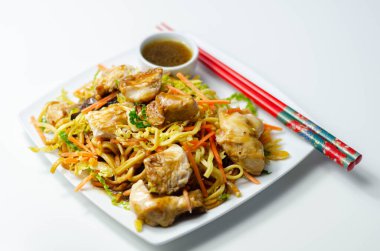 Lezzetli sarımsaklı tavuk göğsü parçaları ve zencefilli soya sosu ve erişte, siyah mantar mantarı, savoy lahanası ve havuç, Çin yemeği.