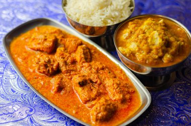 Hafif tavuk Korma ve tavuk Tikka Masala ile Basmati pilavı, Hint yemeği.