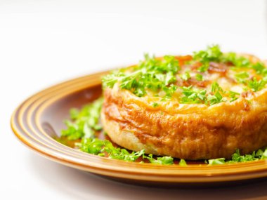 Quiche Lorraine, orta ve olgun çedar peyniri ve yumurtalı kiş ile füme domuz pastırması.