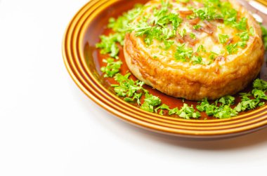 Quiche Lorraine, orta ve olgun çedar peyniri ve yumurtalı kiş ile füme domuz pastırması.