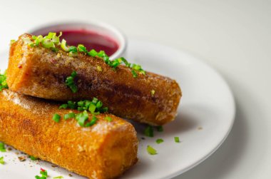 Lahana turşulu ve mantarlı lezzetli kroketler sıcak kırmızı borş, Doğu Avrupa mutfağı ile servis edilir.