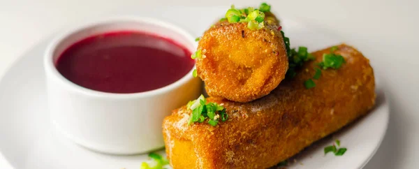 Deliciosas Croquetas Con Chucrut Champiñones Servidos Con Borscht Rojo Caliente —  Fotos de Stock