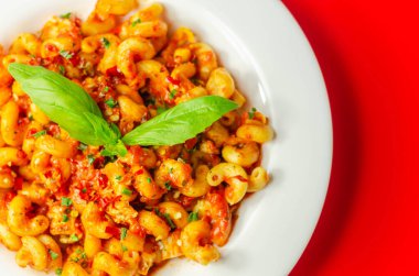 Baharatlı domates ve jalapeno sosuyla pişirilmiş tavuk göğsü ve biberli selentani makarna.